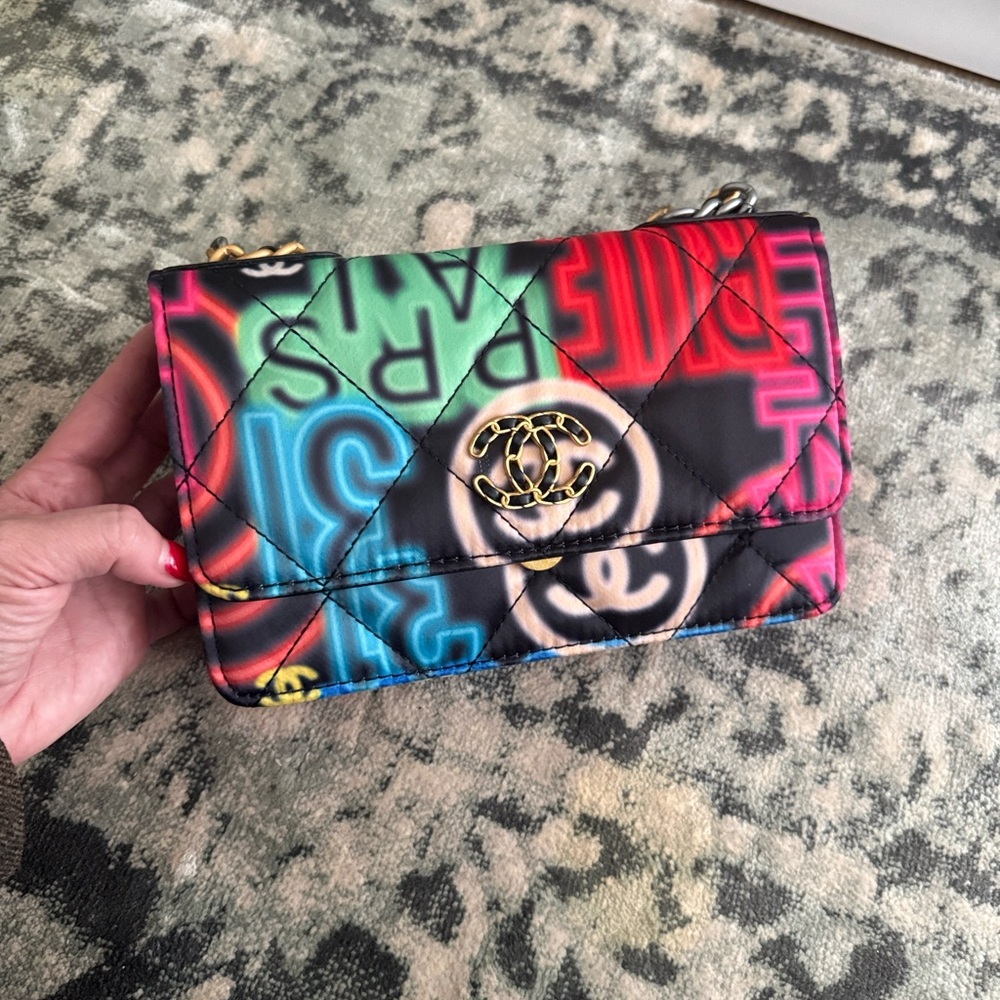 Beautiful new multi color bag with silver and gold chain - Picture 8 of 12